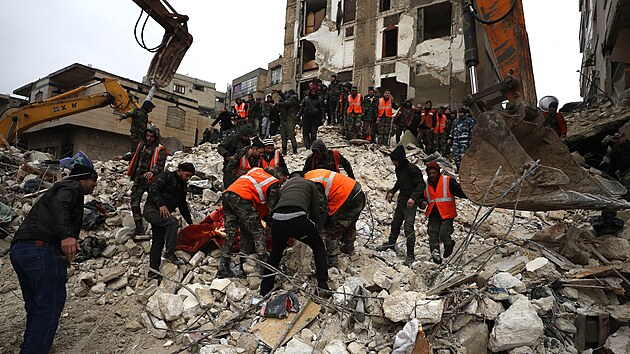 V syrském městě Hamá probíhá vyprošťování zpod trosek domů zničených během silného zemětřesení. (6. února 2023)