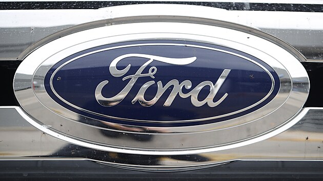 Americká automobilka Ford plánuje v příštích třech letech zrušit v Evropě asi 3800 pracovních míst, což je zhruba 11 procent její celkové pracovní síly. Propouštění se dotkne zaměstnanců ve vývoji a v administrativě, uvedla v úterý firma v tiskové zprávě. Ford se tak snaží vyrovnat s růstem nákladů v souvislosti s přechodem na výrobu elektromobilů.