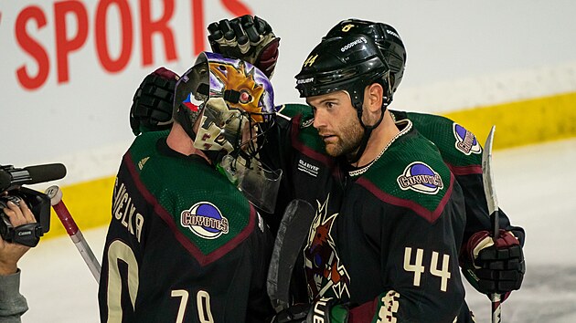 Karel Vejmelka (70) a Zack Kassian (44) slav vhru Arizona Coyotes.