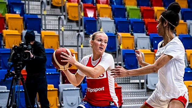 Petra Holensk (vlevo) a Pamela-Therese Effangov na trninku eskch basketbalistek