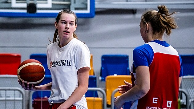 Emma echov (vlevo) a Klra Vojtkov na trninku eskch basketbalistek
