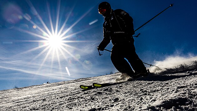 Střediska v Krkonoších jsou plná lyžařských kurzů i rodin s dětmi. Začaly totiž jarní prázdniny a školákům vychází dosud nejhezčí slunečný týden. Čerstvý sníh a jasná obloha vylákaly do Pece pod Sněžkou davy lyžařů.