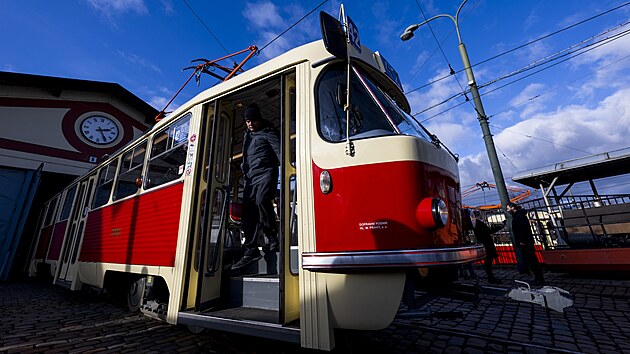 Slavnostn pedstaven prvn tramvaje K2 ve Steovicch v Praze (2. nora 2023)