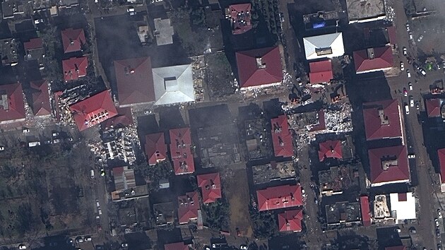 Satelitní snímky zničených budov v tureckém městě Islahiye (7. února 2023)