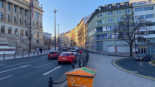 Policist na praskm I. P. Pavlova zastavili cyklistu portugalsk nrodnosti. Ten stkal barvu na silnici na protest proti chybjcmu pruhu pro kola. (9. nora 2023)