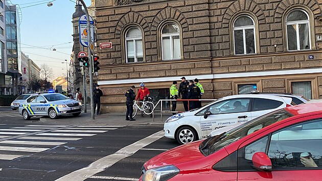 Policist na praskm I. P. Pavlova zastavili cyklistu portugalsk nrodnosti. Ten stkal barvu na silnici na protest proti chybjcmu pruhu pro kola. (9. nora 2023)