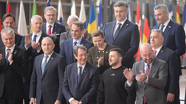 Spolen fotografovn astnk summitu ldr Evropsk unie, 9. nora 2023, Brusel. Dole druh zprava ukrajinsk prezident Volodymyr Zelenskyj, nahoe vlevo esk premir Petr Fiala.