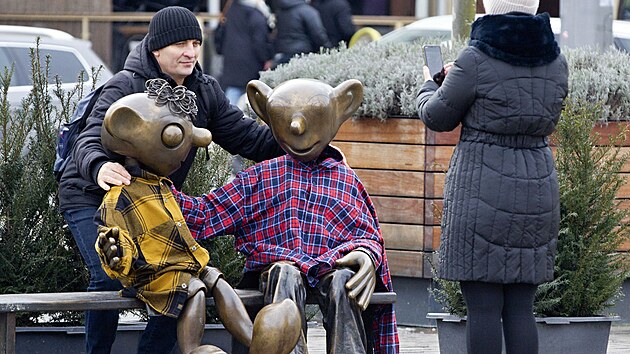 So�ky Hurv�nka a Spejbla na plze�sk�m n�m�st� Republiky kdosi obl�kl do flanelov�ch ko�il, kter� byly symbolem kampan� v�t�zn�ho kandid�ta Petra Pavla. (29. 1. 2023)