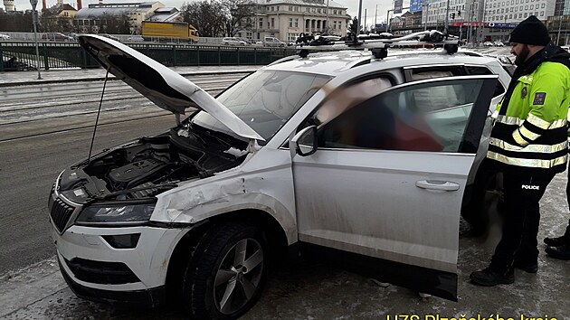 Na most v ulici U Prazdroje v Plzni se rno stetlo osobn vozidlo a tramvaj. Nehoda se obela bez zrann.