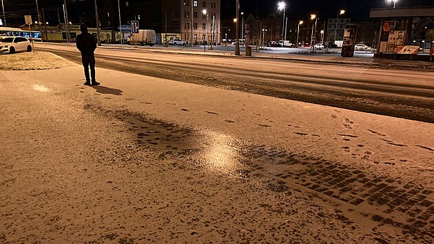 Policie vydala varovn ped namrzlmi silnicemi. Snmek je z Plzn.