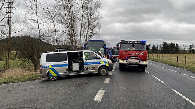 Vn nehoda na Plzesku. U odboky na Klter nedaleko Nepomuka se srazilo osobn auto s autobusem.
