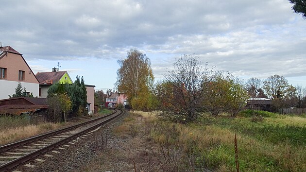V těchto místech se od dráhy do Krnova odpojovala trať do Baborówa. GPS: 49.9515153N, 17.8736331E