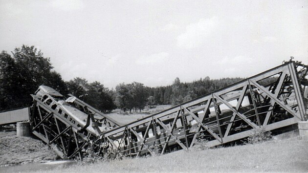 Na jae 1945 prchajc wehrmacht vyhodil do povt vechny mosty na trati. Na...