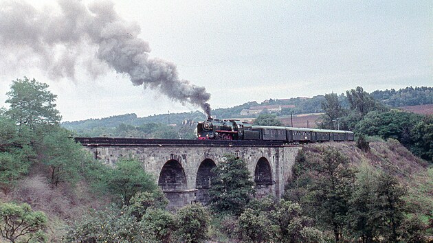 Lokomotiva 387.043 v ele nostalgickho vlaku na viaduktu Prasko-duchcovsk...