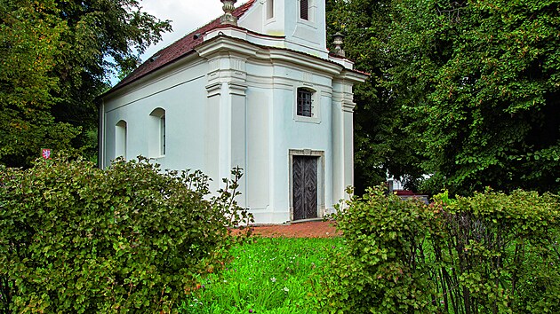 Satalická kaple. Za autora současné podoby kaple sv. Anny je považován Kilián Ignác Dientzenhofer. Rekonstrukcí prošla i v 90. letech 20. století, poté byla znovu vysvěcena. Pravidelně se zde konají bohoslužby.