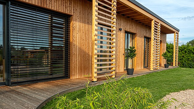 Na oblouk jsou pak p�kn� nav�zan� p�echodov� linie jez�rko-obl�zkov� pl�-vegeta�n� z�na-tr�vn�k.