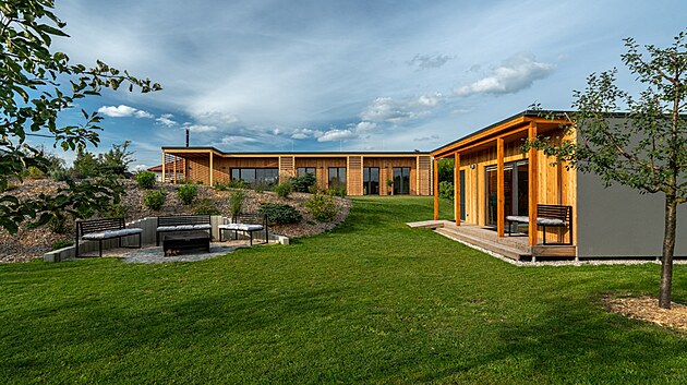 V�t�ina odbagrovan� zeminy byla p�emodelov�na do podoby ter�nn�ch nerovnost�, oblin a bari�r, kter� d�l� zahradu na dv� ��sti a v��kov� �rovn�. Zahradn� domek slou�� Petrovi jako t�locvi�na a n�razov� k p�esp�n� kamar�d�.