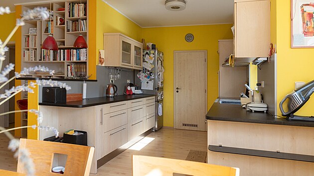 �Sna�ili jsme se sladit linku s podlahou. Je takov� flekat�,
tak�e kdy� se n�co vylije, tak se to ztrat�,� sm�je se Jana.