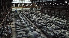 Majitel firmy OIP Land Systems Freddy Versluys v hangáru plném tank Leopard 1.