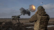 Ukrajinští dělostřelci pálí z německé houfnice Panzerhaubitze 2000 v Doněcké...