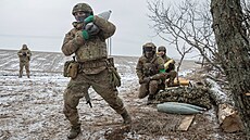 Ukrajinští dělostřelci obsluhují houfnici 2A65 Msta nedaleko Bachmutu. (6.... | na serveru Lidovky.cz | aktuální zprávy