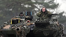 N�mecký ministr obrany Boris Pistorius v tanku Leopard 2 ve vojenském prostoru...