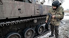 Ruský dobrovolník u transportéru BMD-4 nedaleko Vuhledaru (2. února 2023) 