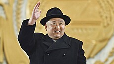 Kim ong-un dohlíel na pehlídku u píleitosti 75. výroí zaloení...