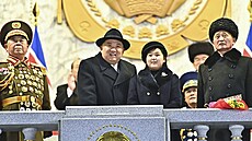 Kim �ong-un dohlí�el na p�ehlídku u p�íle�itosti 75. výro�í zalo�ení...