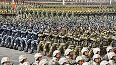 Kim �ong-un dohlí�el na p�ehlídku u p�íle�itosti 75. výro�í zalo�ení...