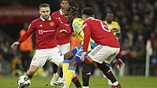 Alex Mighten z Nottinghamu mezi dvojicí Luke Shaw (vlevo) a Lisandro Martínez z...