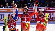 výcar Ramon Zenhäusern (uprosted)  vyhrál slalom SP v Chamonix, vlevo je...