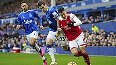 Gabriel Martinelli (vpravo) z Arsenalu a Seamus Coleman z Evertonu.