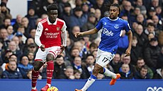 Bukayo Saka (vlevo) z Arsenalu a Alex Iwobi z Evertonu.
