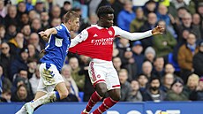 Bukayo Saka (vpravo) z Arsenalu aVitalij Mykolenko z Evertonu.
