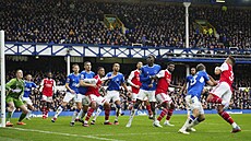 Momentka z utkání Everton - Arsenal. Strkanice p�ed brankou domácích..