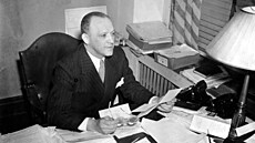 V KANCELÁŘI. George Halas jako majitel a kouč Chicago Bears v roce 1940.