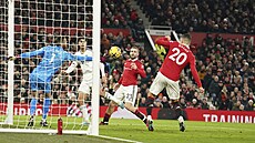 David de Gea v brance Manchesteru United zasahuje v utkání proti Leedsu.