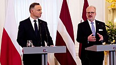 Polský prezident Andrzej Duda se svým lotyským protjkem Egilsem Levitsem v...