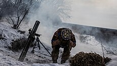 Příslušník ukrajinských sil pálí na ruské pozice u Vuhledaru v Doněcké oblasti....