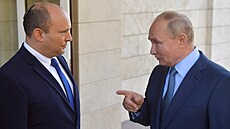 Izraelský premiér Naftali Bennett (vlevo) pi setkání s ruským prezidentem...