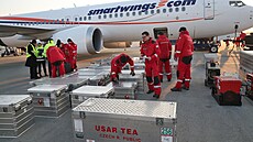Moravskoslezští hasiči v Ostravě balí vybavení pro cestu do Turecka, kde budou...