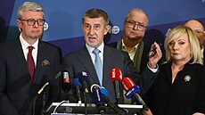 Šéf ANO Andrej Babiš (uprostřed) na tiskové konferenci po jednání špiček hnutí....