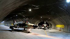 Orel 44. Írán vykutal podzemní leteckou základnu a pohrozil Izraeli