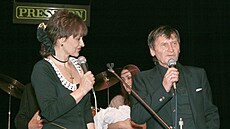 Jiří Císler na fotce z roku 1994 se zpěvačkou Petrou Černockou