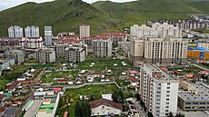 Výhled na Ulánbátar z kopce Zaisan. Jurty stídají paneláky.