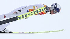 Sdru�ená� Johannes Lamparter p�i svém skoku v Oberstdorfu