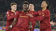 Fotbalisté AS �ím oslavují gól Tammyho Abrahama (druhý zleva).