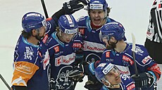 Kladenští hokejisté se radují z gólu, který vstřelil Tomáš Plekanec (dole).