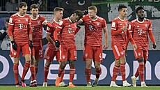 Fotbalisté Bayernu Mnichov oslavují gól, který vst�elil Kingsley Coman (s...